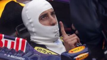 Ricciardo hablando con un ingeniero de Red Bull.