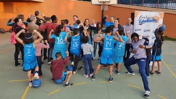 Mariana González, Leslie Knight, Judy Jones e Irene San Román junto a los niños y niñas de la Residencia Villa Paz.