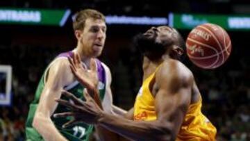 Fran Vázquez y Shane Lawal pelean por un balón.