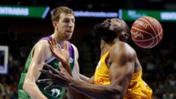 Fran V&aacute;zquez y Shane Lawal pelean por un bal&oacute;n.