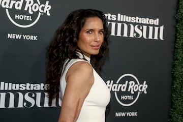 Padma Lakshmi durante la alfombra roja del Sports Illustrated Swimsuit.