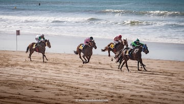 Una carrera de caballos en la playa de Zahara de los Atunes.