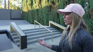 La skater Leticia Bufoni ense&ntilde;a el skatepark que tiene en casa, con hubbas y un rail dorados, escaleras de color gris y setos al fondo. 