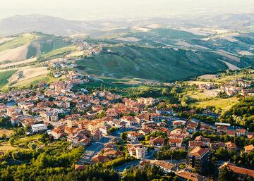 La República de San Marino es un enclave rodeado de suelo italiano entre las regiones de Emilia-Romaña y las Marcas. Cuenta con el honor de ser el Estado soberano más antiguo del mundo formado en el año 301 d.C.