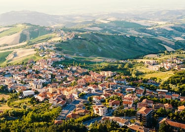 La República de San Marino es un enclave rodeado de suelo italiano entre las regiones de Emilia-Romaña y las Marcas. Cuenta con el honor de ser el Estado soberano más antiguo del mundo formado en el año 301 d.C.