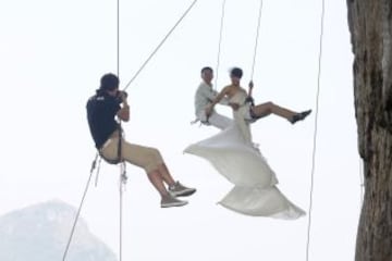 Fang Jing y Zhao tuvieron una boda en las alturas con un espectacular ejercicio de escalada.