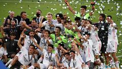 Ra&uacute;l celebra con sus chicos del Juvenil la primera Youth League de la historia del Real Madrid.