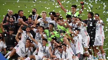 Ra&uacute;l celebra con sus chicos del Juvenil la primera Youth League de la historia del Real Madrid.