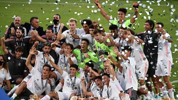 Ra&uacute;l celebra con sus chicos del Juvenil la primera Youth League de la historia del Real Madrid.