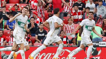 BILBAO, 28/05/2023.- Los jugadores del Elche celebran el primer gol del equipo ilicitano durante el encuentro correspondiente a la jornada 37 de Primera División que han disputado hoy domingo frente al Athletic Club en el estadio San Mamés, en Bilbao. EFE/Miguel Toña.