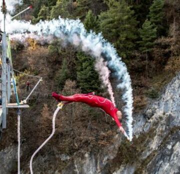El francés Thierry Devaux realiza un salto de bungee desde un puente peatonal en Saillon (Suiza).