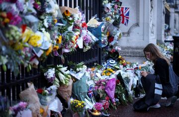 Miles de personas se han acercado al palacio de Buckingham para despedirse de la reina Isabel II.