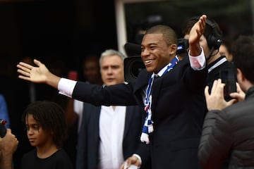 Mbappé saluda a los aficionados.