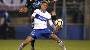 El jugador de Universidad Catolica Diego Valencia controla el bal&oacute;n.