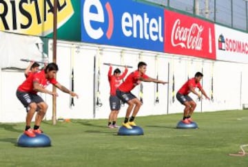 Los jugadores de la Roja hacen trabajos físicos el miércoles en Juan Pinto Durán.