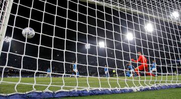 1-2. Asistencia de Eduardo Camavinga para Jude Bellingham, avanza superando a jugadores del Nápoles, se mete en el área y pone el balón al segundo palo de Alex Meret.