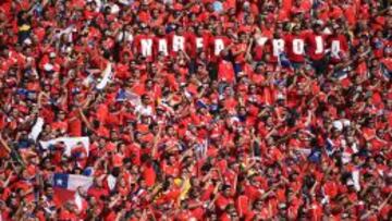 LA ROJA. Aficionados de Chile animando a su equipo en Brasil.