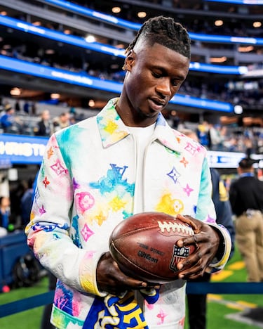 Camavinga observa un balón de fútbol americano en el estadio de Los Angeles Rams, equipo de la NFL. 