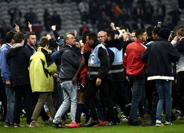 Los aficionados del Lille invadieron el campo e intentaron agredir a su propios jugadores.