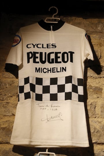Bernard Thévenet y el equipo Peugeot, uno de los maillots más bonitos y codiciados de la historia del ciclismo.