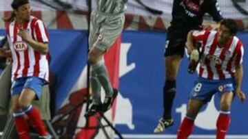 <b>CON LUPA. </b>Leo Salta a por un balón en el partido ante el Sporting justo en el fondo sur, donde lucía la pancarta ¡Esta camiseta no la merecéis!