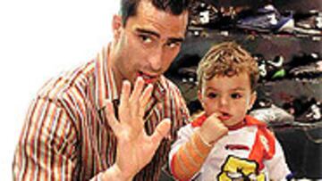 <b>LA SAGA CONTINÚA</B>. Jon Pérez, Bolo, estuvo ayer en la Feria del Fútbol. El jugador del Rayo es hijo de futbolista y, como se aprecia en la imagen, la tercera generación ya se va preparando.