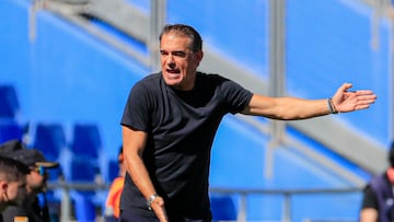 Luis García Plaza da instrucciones a sus jugadores ante el Getafe.
