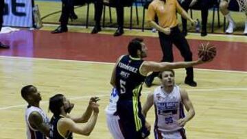 <b>ENTRADA CON ESTILO. </b>Rudy Fernández entra a canasta tras superar la defensa del equipo gallego.