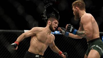 Khabib Nurmagomedov intenta golpear a Conor McGregor durante el UFC 229 en el T-Mobile Arena de Las Vegas.