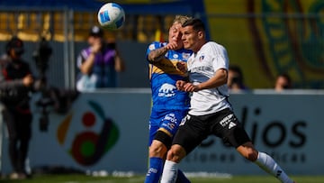 Futbol, Everton vs Colo Colo.
Fecha 19, Liga de Primera 2025.
El jugador de Colo Colo Lucas Cepeda, derecha, disputa el balon con Lucas Soto de Everton durante un partido de la liga de primera realizado en el estadio Sausalito de Vina del Mar, Chile.
10/08/2025
Andres Pina/Photosport
Football, Everton vs Colo Colo.
19th turn, 2025 First division League.
Colo Colo player Lucas Cepeda, right, vies for the ball against Lucas Soto of Everton during a first division League match at the Sausalito stadium in Vina del Mar, Chile.
10/08/2025
Andres Pina/Photosport