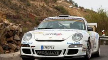 Fuster se queda sin correr porque accidentan su coche