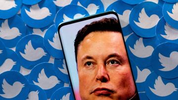 FILE PHOTO: An image of Elon Musk is seen on a smartphone placed on printed Twitter logos in this picture illustration taken April 28, 2022. REUTERS/Dado Ruvic/Illustration/File Photo