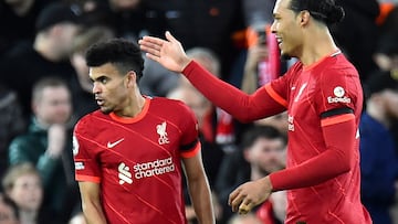 Liverpool (United Kingdom), 19/04/2022.- Luis Diaz (L) of Liverpool celebrates with teammate Virgil van Dijk after scoring the 1-0 during the English Premier League soccer match between Liverpool and Manchester United in Liverpool, Britain, 19 April 2022. (Reino Unido) EFE/EPA/PETER POWELL EDITORIAL USE ONLY. No use with unauthorized audio, video, data, fixture lists, club/league logos or 'live' services. Online in-match use limited to 120 images, no video emulation. No use in betting, games or single club/league/player publications