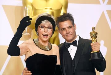 Rita Moreno y Sebastian Lelio, ganador del Oscar a la mejor película en habla no inglesa por  Una mujer fantástica.