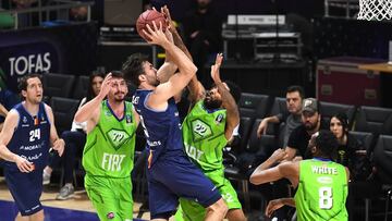 Nacho Llovet lanza ante el Tofas Bursa.