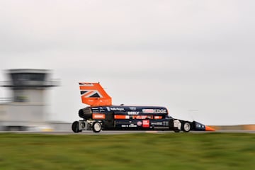 El Bloodhound SSC Supersonic diseñado por el aerodinamista de 87 años Ron Ayers en colaboración con Richard Noble, tiene previsto alcanzar el récord de los 1.609 kilómetros por hora en el desierto Hanskeen Pan de Sudáfrica.