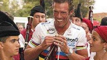 <b>DE BUEN TALANTE.</B> Cipollini sonríe junto a dos jóvenes ataviados con el traje típico asturiano.