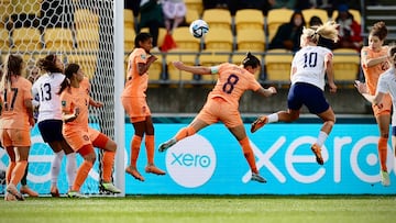 Wellington (New Zealand), 27/07/2023.- Lindsey Horan of USA (2-R) scores the 1-1 equalizer goal during the FIFA Women's World Cup group E soccer match between USA and Netherlands, in Wellington, New Zealand, 27 July 2023.