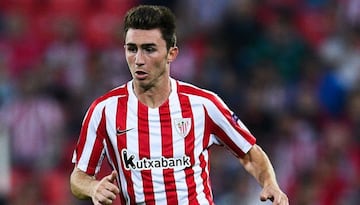 El reciente fichaje del Manchester City es un defensa central de calidad, pero con una dura competencia en Francia, no es elegido con regularidad por Didier Deschamps, quien en cambio, prefiere utilizar a Raphaël Varane, Samuel Umtiti y Laurent Koscielny.