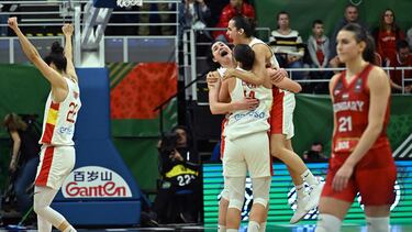 Megan Gustafson, Andrea Vilaró y Raquel Carrera se abrazan.
