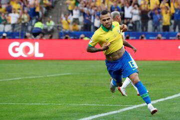 Dani Alves (Brasil) remate con la derecha desde el centro del área por el centro de la portería. Asistencia de Roberto Firmino después de un pase en profundidad.