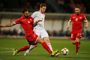 Se incorporó a la Roja en el último momento y no participó contra Noruega. No obstante, fue titular en el choque contra Malta, disputando 65 minutos.