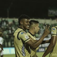 Nacional sufre la pelota quieta ante un Águilas que asume el liderato