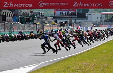 El Campeonato del Mundo de Resistencia arrancó su temporada 2024 con las 24 heures motos. El trazado de
Le Mans Bugatti dio la bienvenida a 24 horas de carrera que comenzaron en el día 20, con la tradicional salida en parado conocida como 'Le Mans-Style', donde los pilotos corren hacia sus monturas para iniciar la prueba.