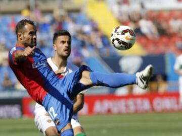 El defensa del Levante Juan Francisco García y el delantero del Elche, Cristian Herrera durante la última, jornada de Liga que ambos equipos disputan en el estadio de Ciudad de Valencia. 