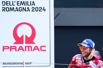 El piloto italiano Enea Bastianini, del equipo Ducati Lenovo, celebra en el podio tras ganar la carrera de MotoGP del Gran Premio de Motociclismo de Emilia Romagna.