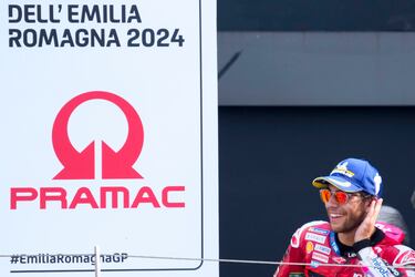 El piloto italiano Enea Bastianini, del equipo Ducati Lenovo, celebra en el podio tras ganar la carrera de MotoGP del Gran Premio de Motociclismo de Emilia Romagna.