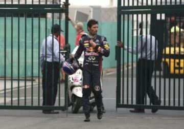 Mark Webber, regresa al box después de retirarse de la carrera durante el Gran Premio de la India de F1 en el Circuito Internacional de Buddh