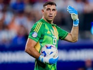 El guardameta de la selección Argentina y del Aston Villa figura entre los diez nominados al Trofeo Yashin que premia al mejor portero de la temporada 2023-24.