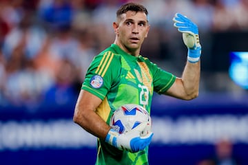 East Rutherford (United States), 10/07/2024.- Goalkeeper Emiliano Martinez of Argentina celebrates after Argentina defeated Canada 2-0 at the end of the CONMEBOL Copa America 2024 Semi-finals match between Argentina and Canada, in East Rutherford, New Jersey, USA, 09 July 2024. EFE/EPA/JUSTIN LANE
